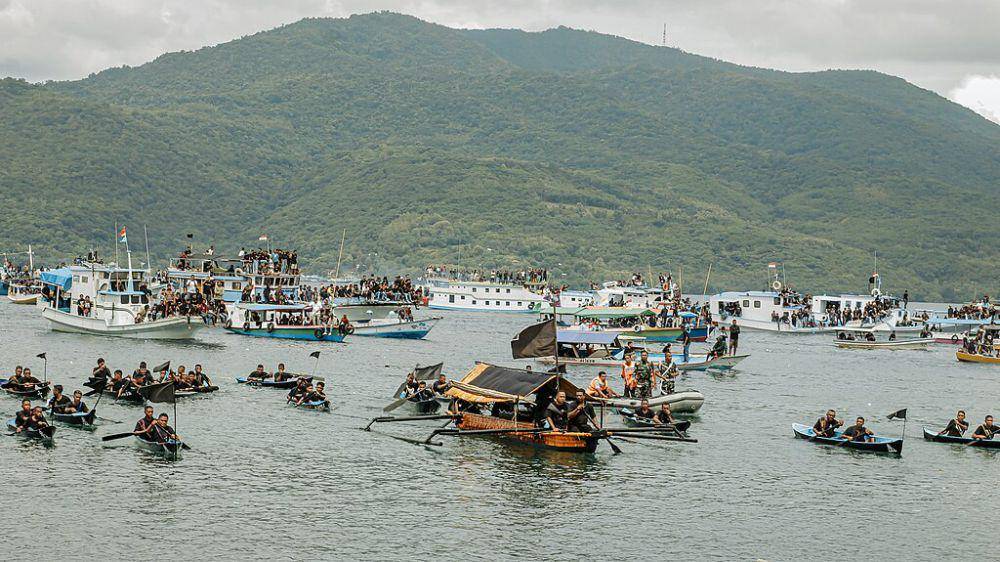 prosesi laut dalam rangkaian Semana Santa di Larantuka (commons.wikimedia.org/Flaviana_Sogen)