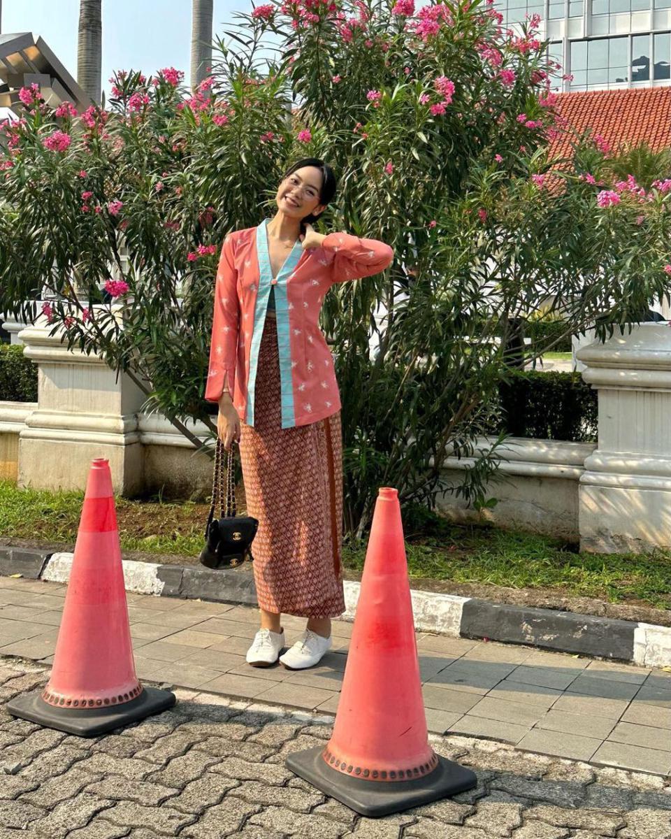 OOTD perempuan berkain (instagram.com/raniaayamin)