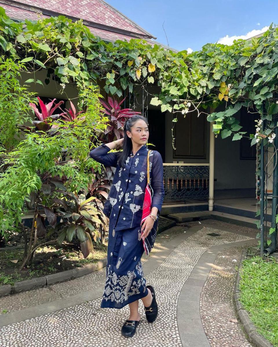 OOTD perempuan berkain (instagram.com/raniaayamin)