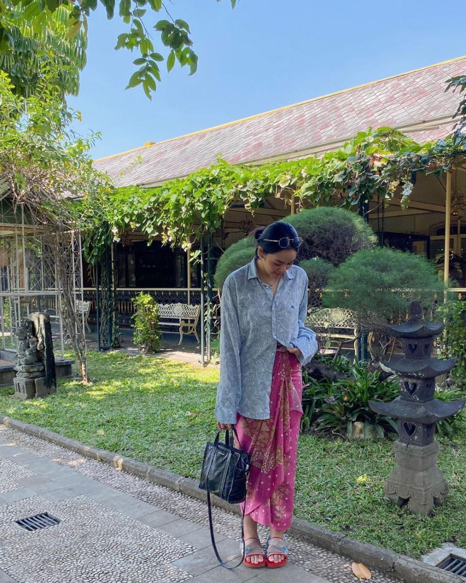 OOTD perempuan berkain (instagram.com/raniaayamin)