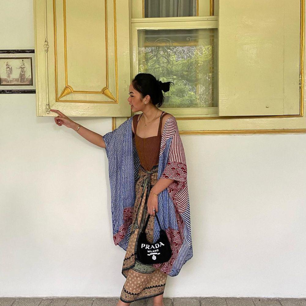 OOTD perempuan berkain (instagram.com/raniaayamin)