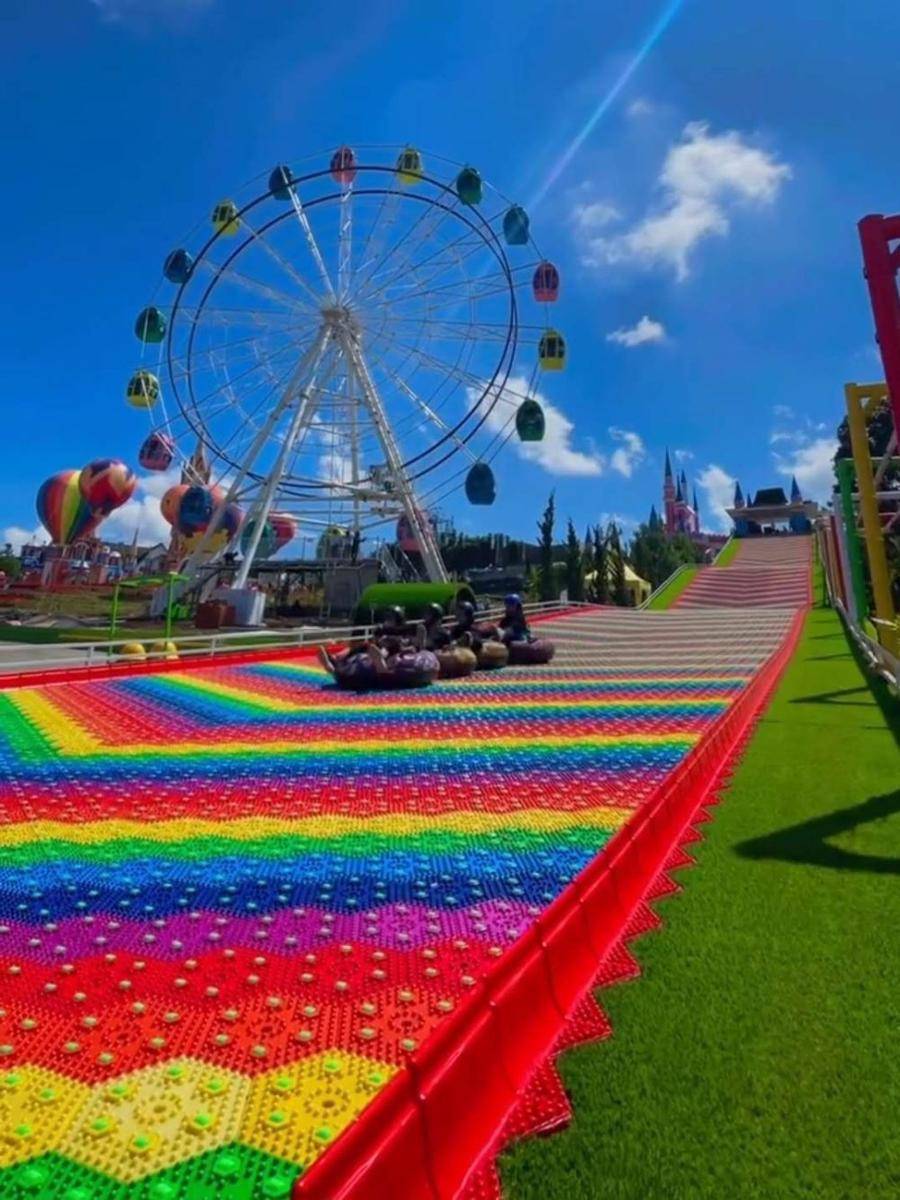 wahana perosotan pelangi di Taman Bunga Celosia (instagram.com/newcelosia)