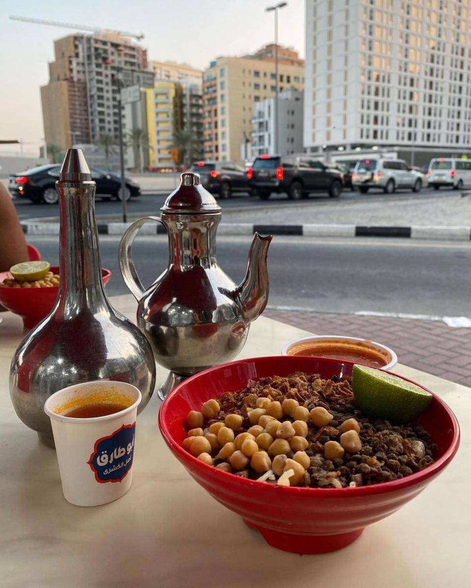 ilustrasi makanan pinggir jalan di Dubai (instagram.com/roman_the_fly)