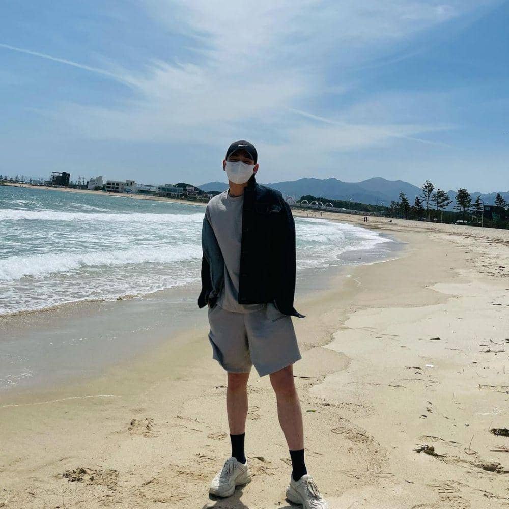 short pants ala Key SHINee (instagram.com/bumkeyk)