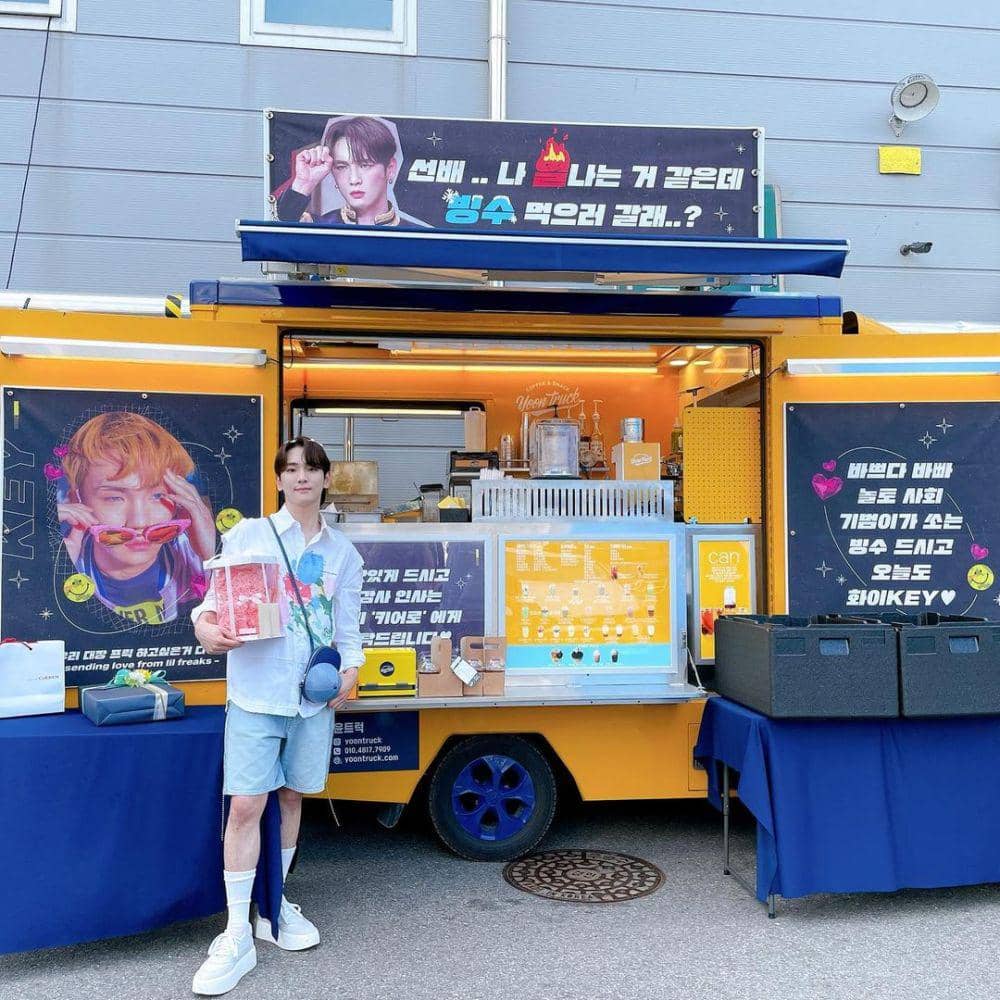 short pants ala Key SHINee (instagram.com/bumkeyk)