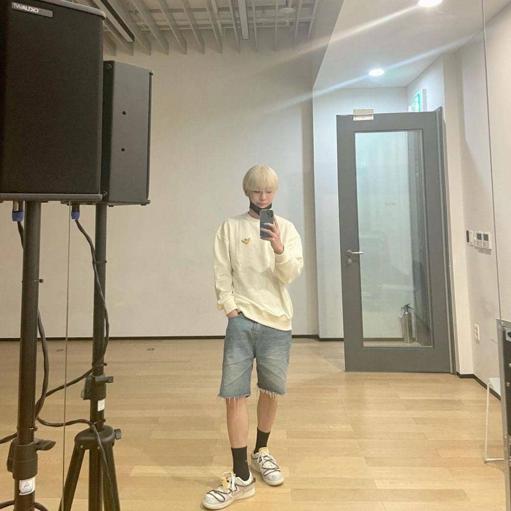 short pants ala Key SHINee (instagram.com/bumkeyk)