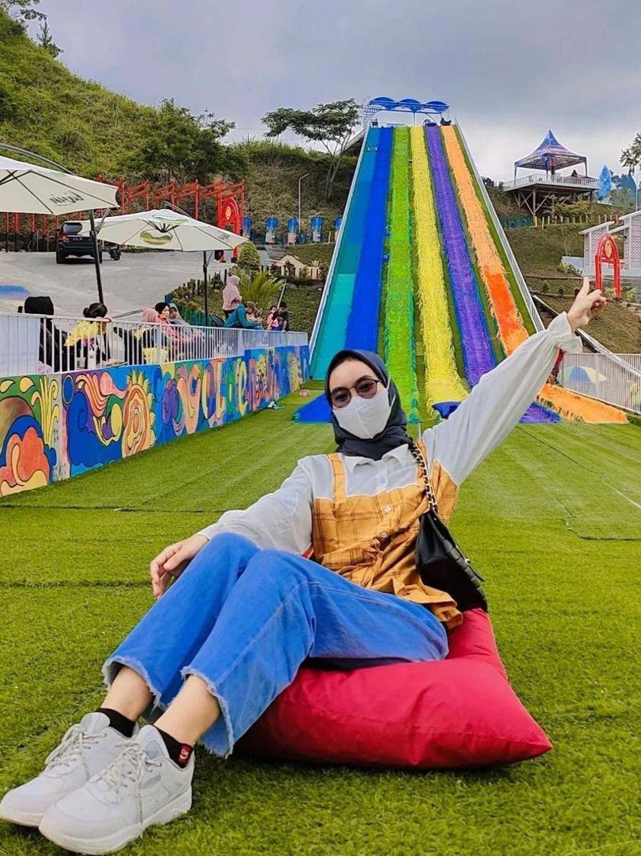 wahana perosotan pelangi di Golden Park Guci (instagram.com/meihidayanti13)
