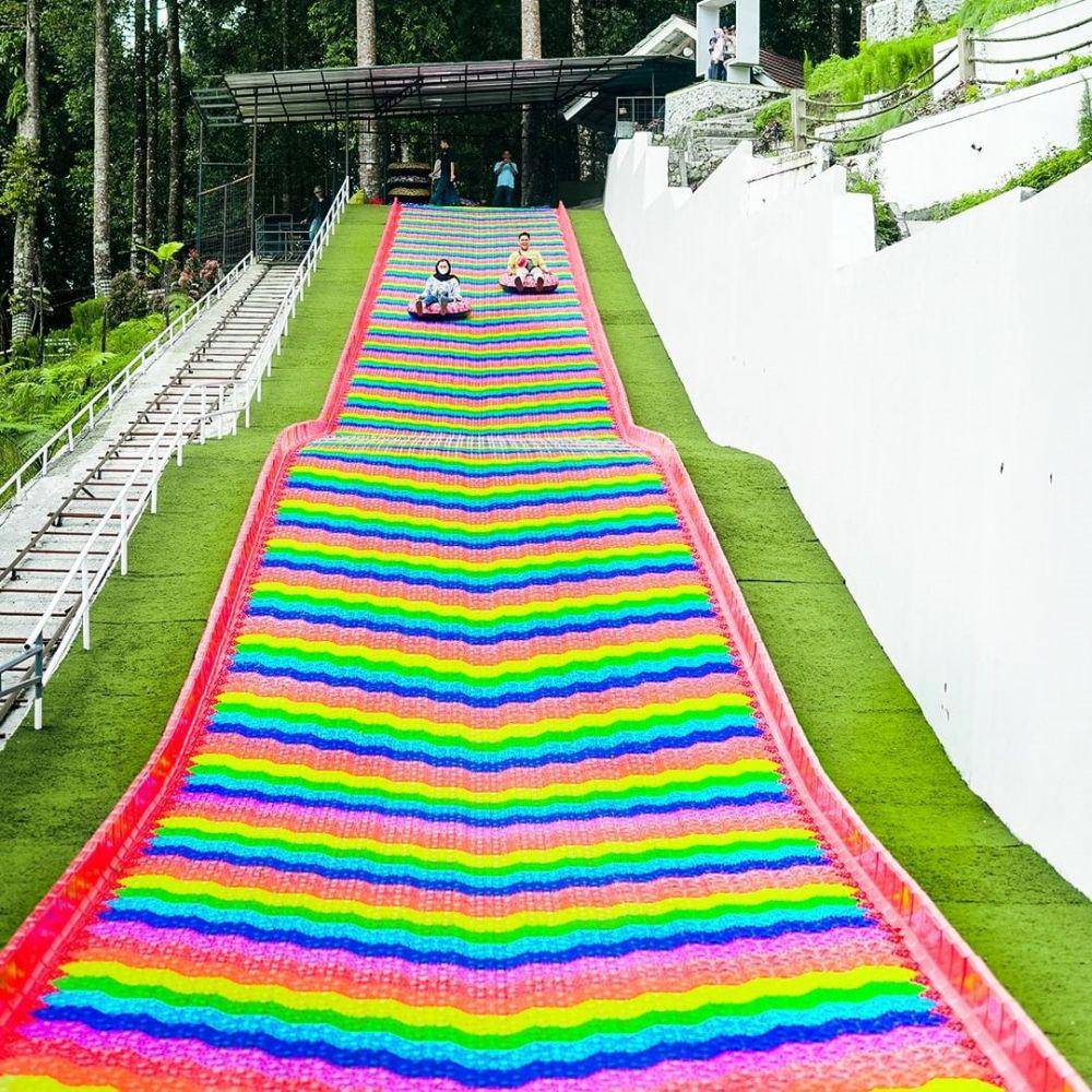 wahana perosotan pelangi di Kembanglangit Park (instagram.com/kembanglangit_park)