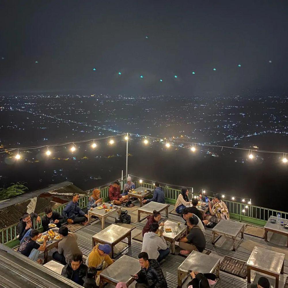 Bukit Bintang Jogja pada malam hari (instagram.com/yogyastaycation)