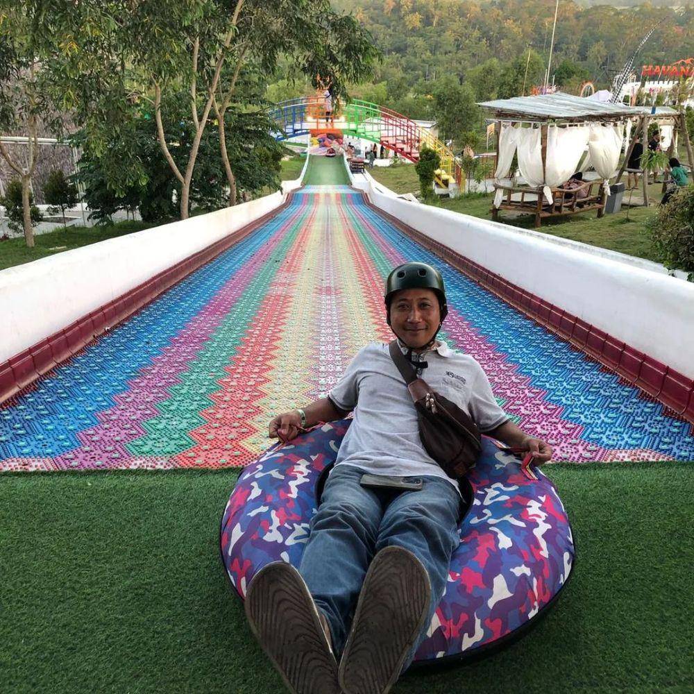 wahana perosotan pelangi di Havana Hills, Cilacap (instagram.com/badroesden)