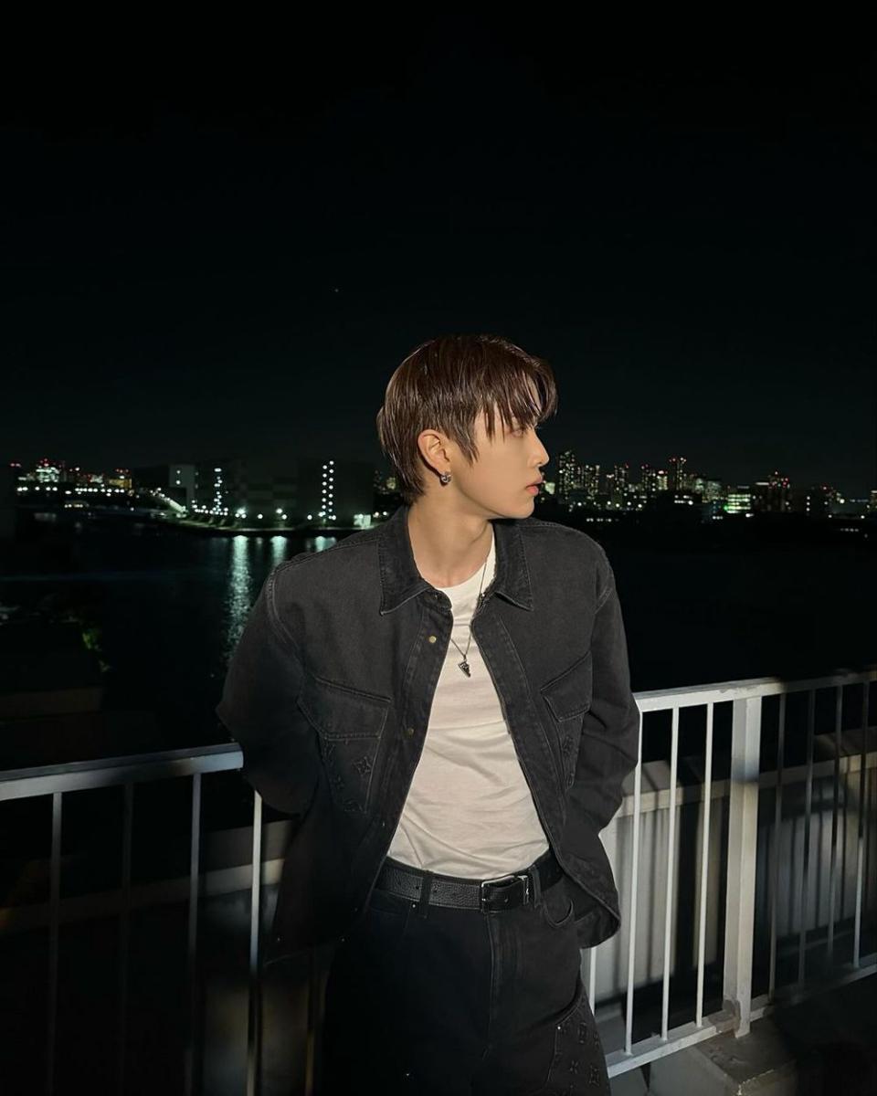 layering outfit ala Sungchan RIIZE (instagram.com/riize_official)