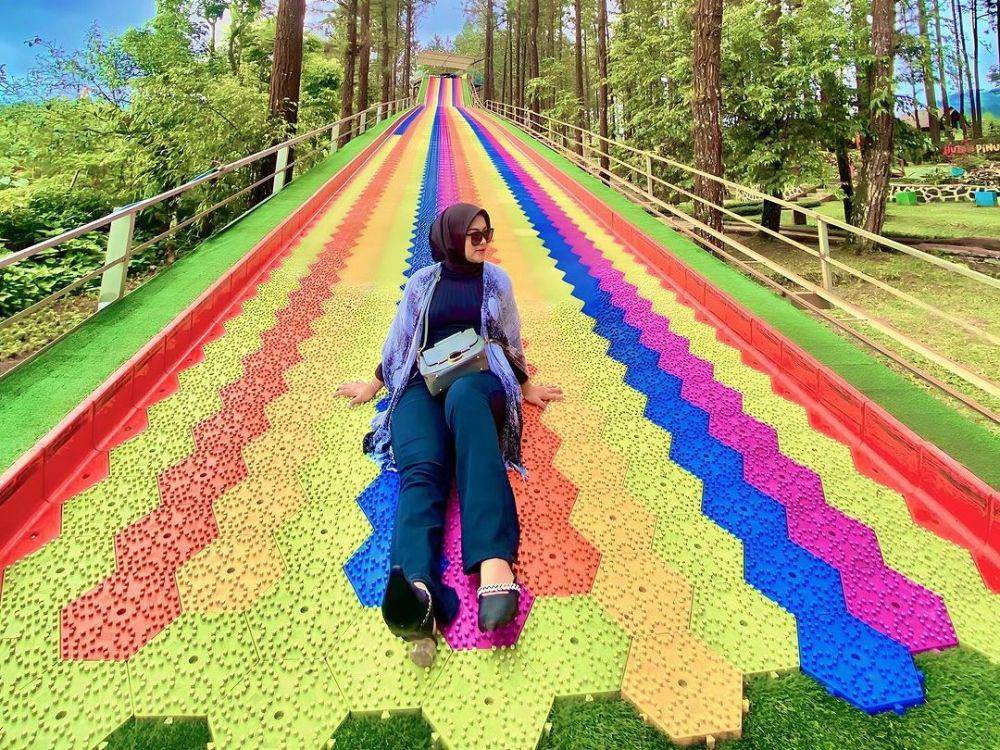 wahana perosotan pelangi di D'Las Lembah Asri, Purbalingga (instagram.com/ninita.ajramm)