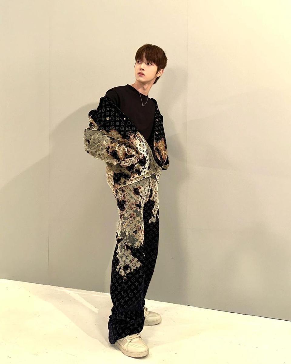 layering outfit ala Sungchan RIIZE (instagram.com/riize_official)