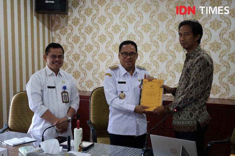 Ketua Tim Pemeriksa BPK RI Perwakilan Kaltim, Nana Suryana serahkan hasil audit BPK pada Pj Bupati PPU, Makmur Marbun (IDN Times/Ervan)
