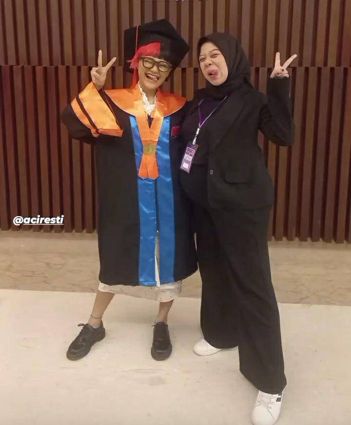 momen wisuda sarjana Aci Resti (instagram.com/deaamellinda)