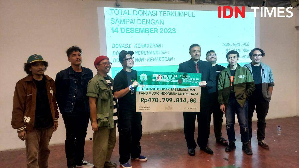 Wendi Putranto, Muammar Milhem, dan sejumlah perwakilan musisi memberikan donasi untuk Palestina secara simbolis (IDN Times/Ines Suseno)
