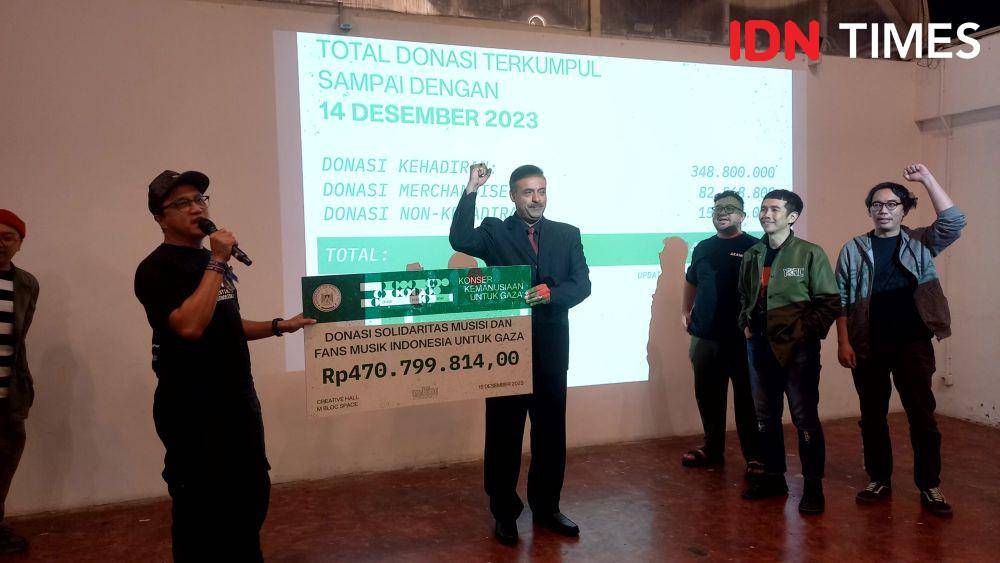 Wendi Putranto (kiri) saat memberikan donasi secara simbolis kepada Muammar Milhem (tengah) untuk Palestina, dan dihadiri beberapa perwakilan musisi (kanan) di M Bloc Space pada Jumat (15/12/2023) (IDN Times/Ines Suseno)