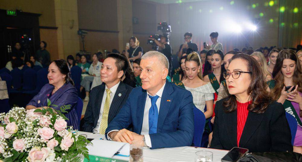 Potret Kompilasi Finalis Miss Earth 2023 saat Presentasi Eco Project (Facebook.com/Miss Earth)