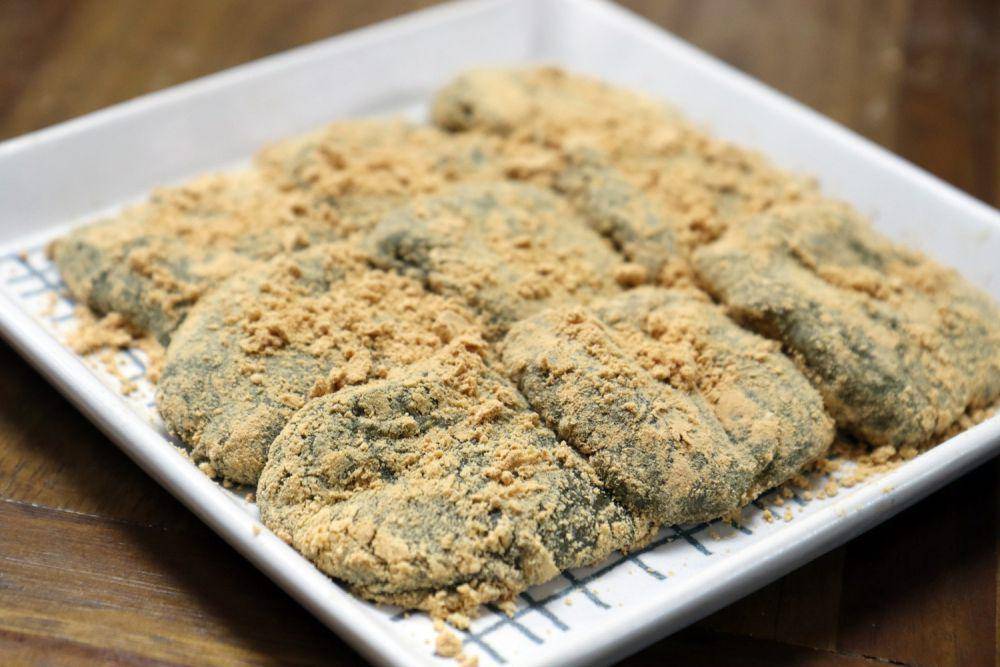 ssuk-injeolmi (dok. 10000recipe.com/요알남Mingstar)