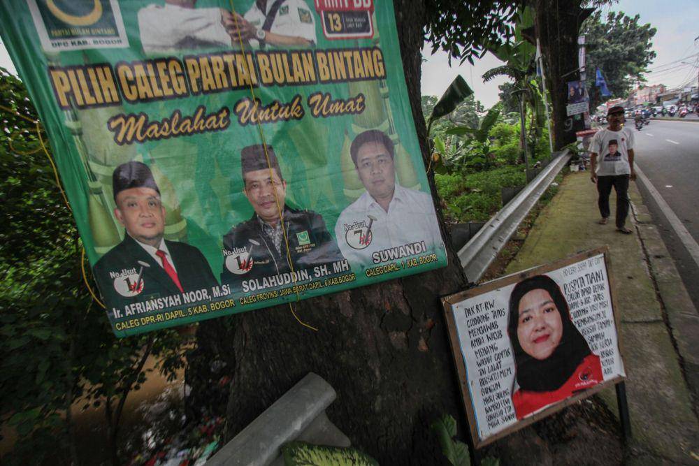 Alat peraga kampanye yang melanggar aturan karena dipasang di pohon (ANTARA FOTO/Yulius Satria Wijaya)