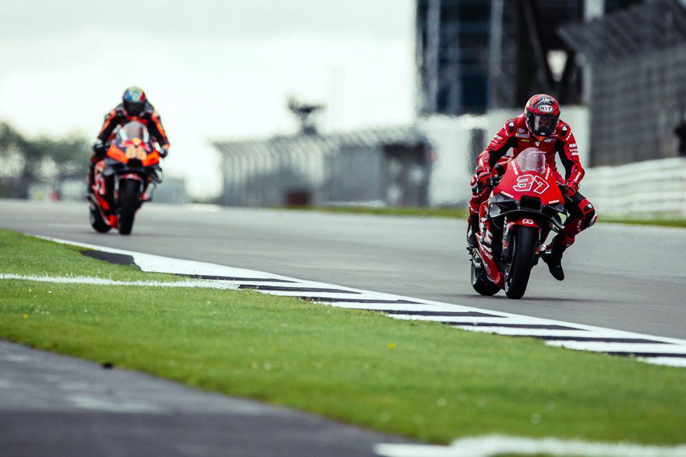 Augusto Fernandez berada di depan Brad Binder saat pekan balap GP Inggris 2023. (motogp.tech3racing.fr)