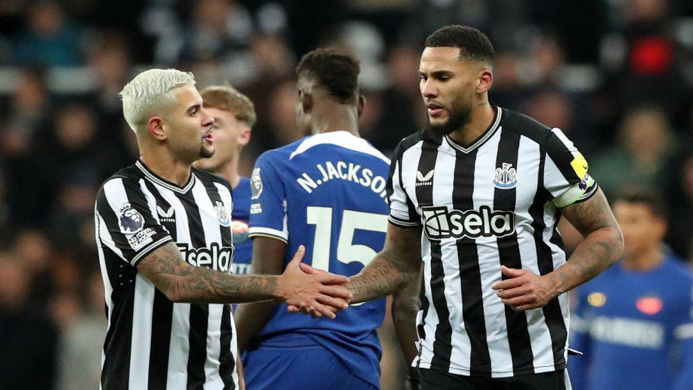 Jamaal Lascelles (kanan), salah satu pencetak gol pada laga Newcastle United vs Chelsea (25/11/2023). (twitter.com/premierleague)