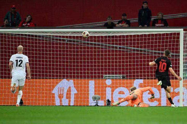Florian Wirtz mencetak gol ke gawang Qarabag. (uefa.com)