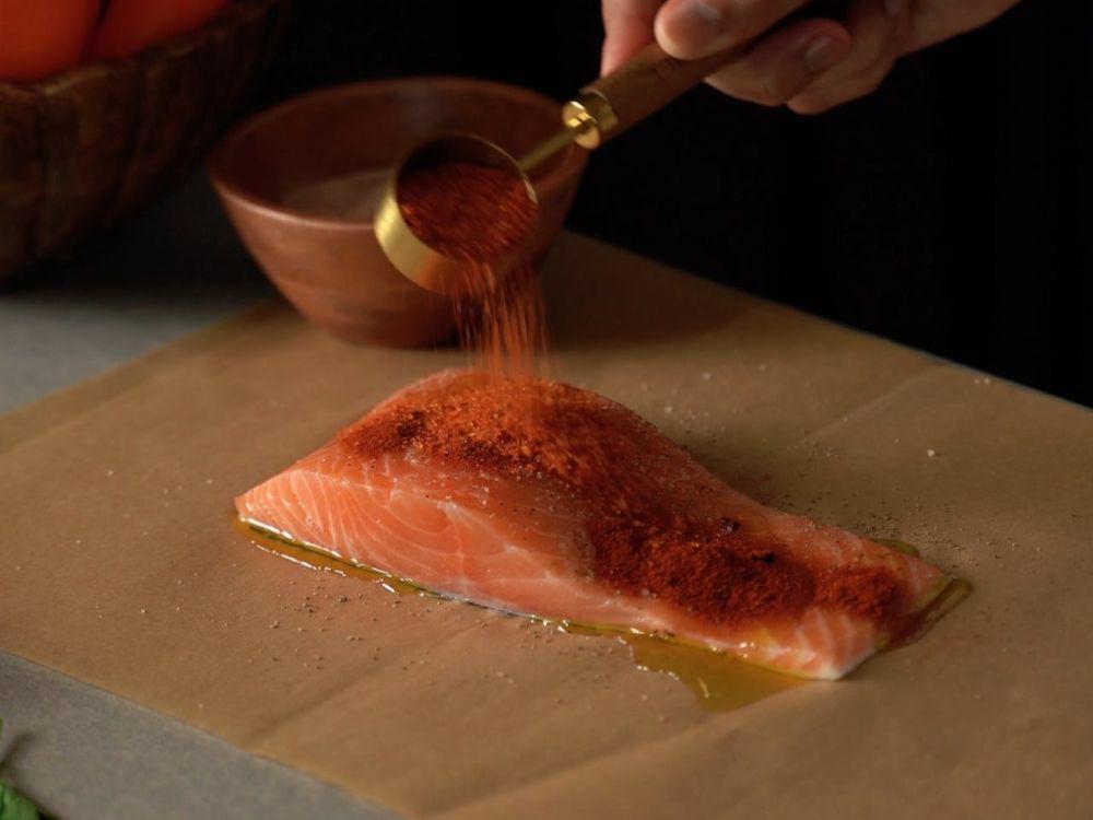 ilustrasi marinasi salmon di atas baking paper (pexels.com/Lala da)