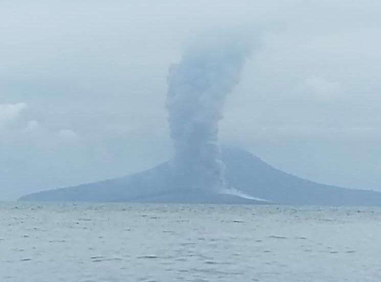 Warga Keluhkan Abu Vulkanik Erupsi GAK: Sakit Mata dan Sesak Nafas