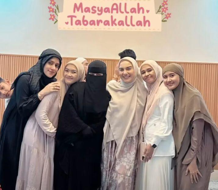 7 Potret Irish Bella Gelar Pengajian di Rumah Usai Ammar Zoni Terciduk