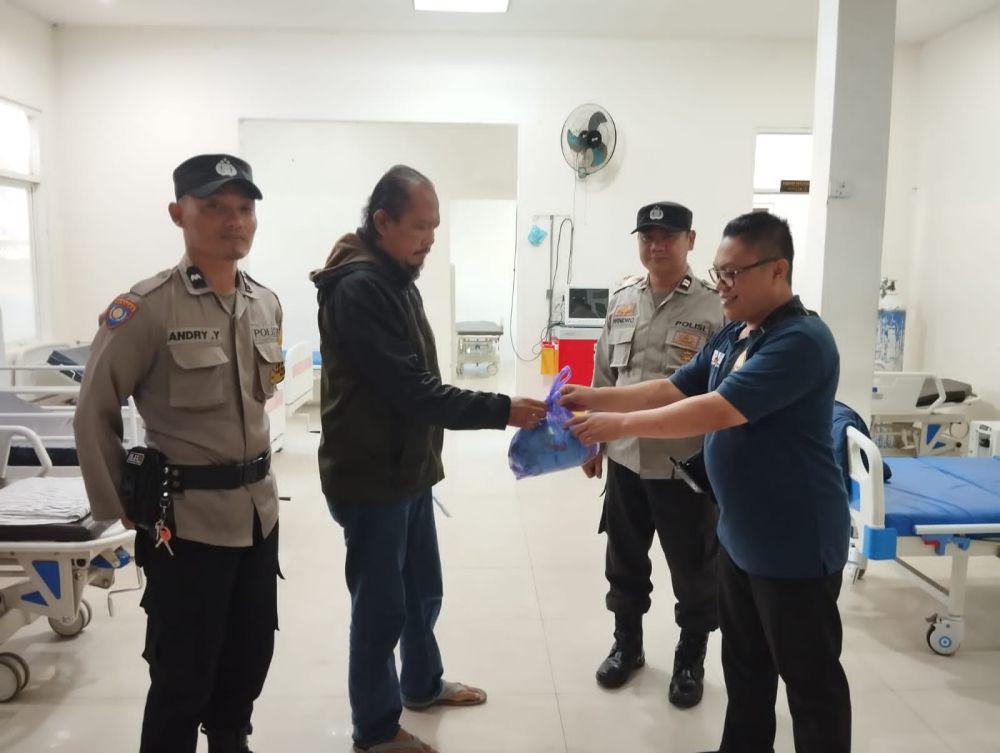 Polisi serahkan bayi kepada RS Hasta Brata Kota Batu. (Dok. Humas Polres Batu)