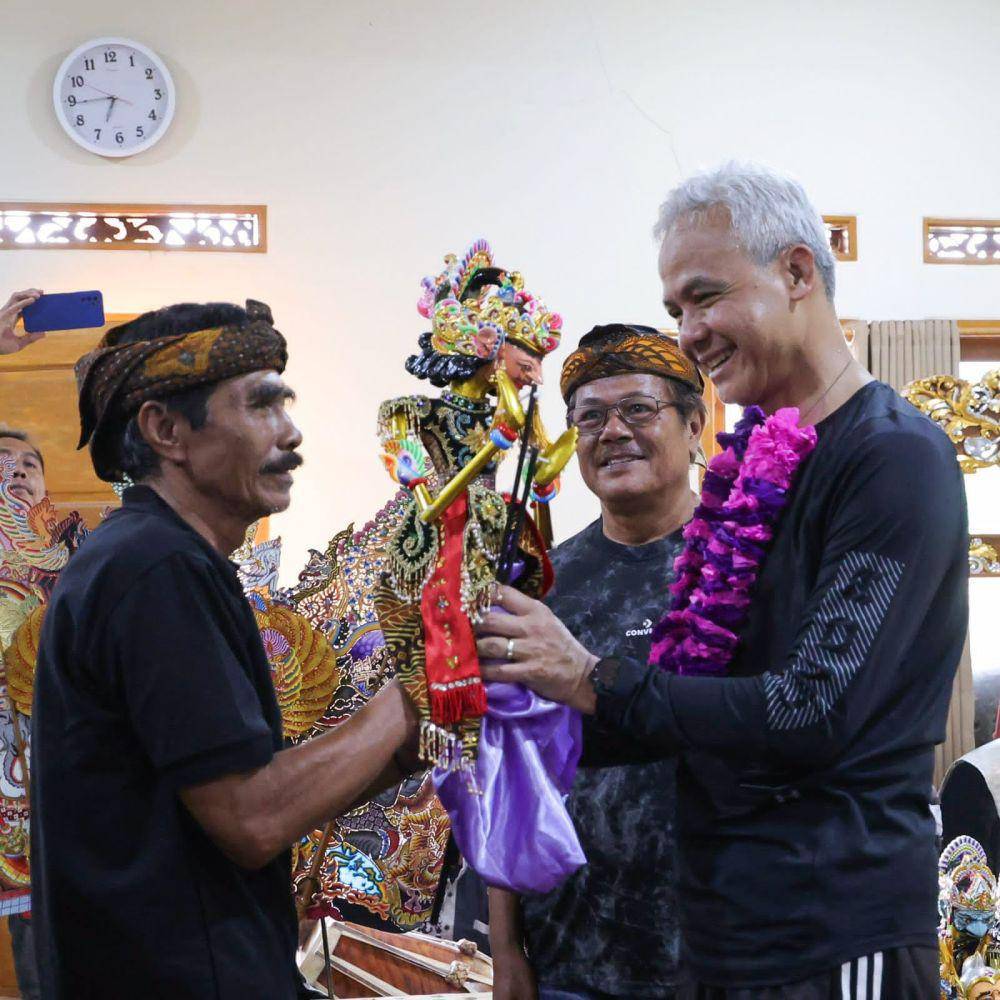 Ganjar Pranowo Diberi Wayang Golek Satria Saat Kampanye di Karawang (IDN Times/Istimewa)