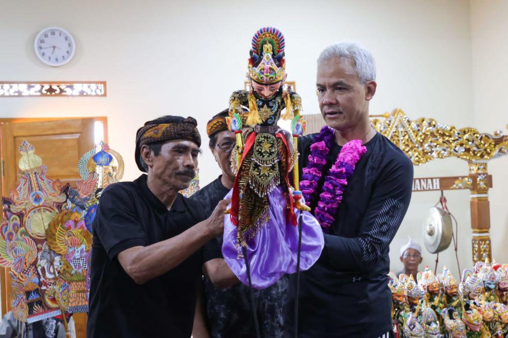 Ganjar Diberi Wayang Golek Satria Saat Kampanye di Karawang