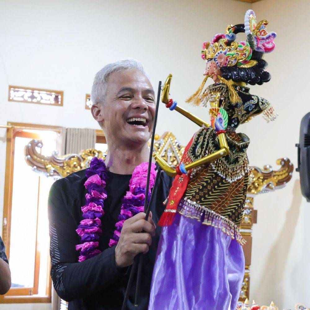 Ganjar Pranowo Diberi Wayang Golek Satria Saat Kampanye di Karawang (IDN Times/Istimewa)