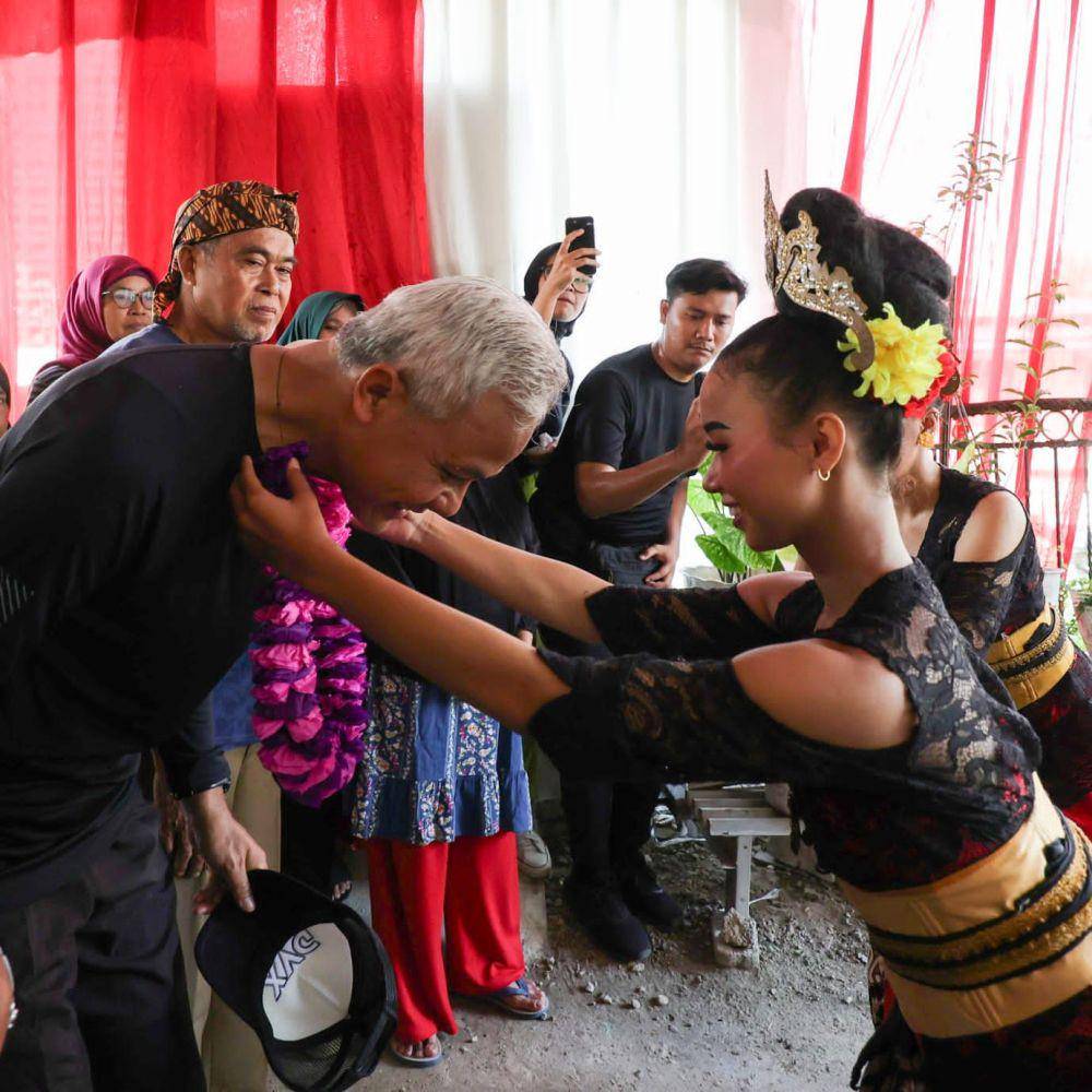 Ganjar Pranowo Diberi Wayang Golek Satria Saat Kampanye di Karawang (IDN Times/Istimewa)