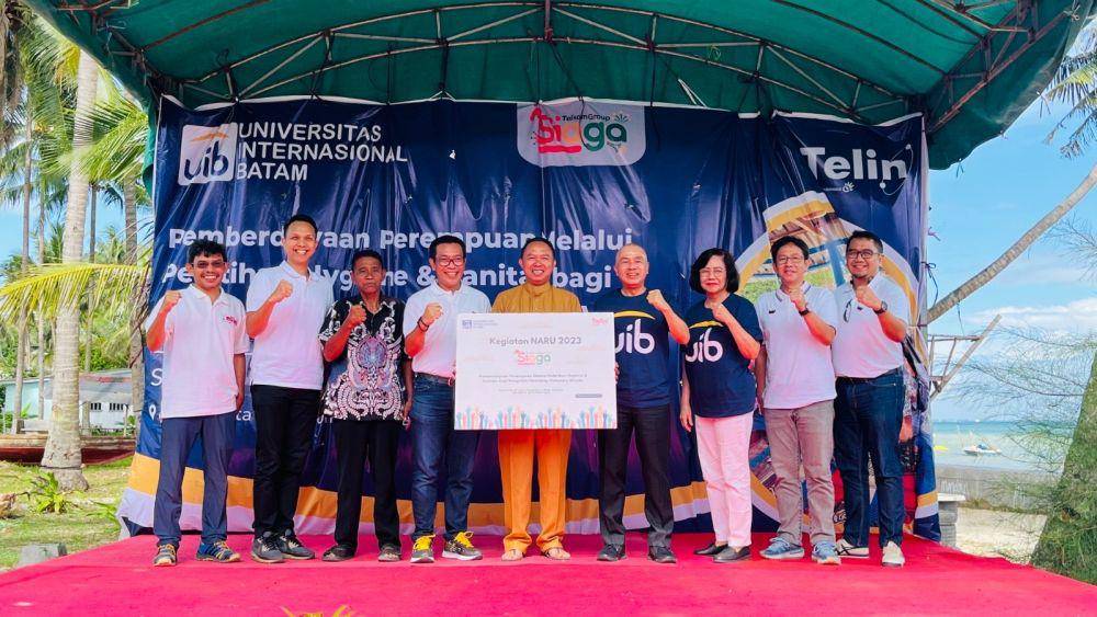 CEO Telin Budi Satria Dharma Purba (keempat dari kiri) beserta jajaran dan Rektor UIB Dr. Iskandar Itan (keempat dari kanan) beserta jajaran menyerahkan simbolis bantuan Pemberdayaan Perempuan kepada perwakilan masyarakat di Kampung Tua Nongsa, Kelurahan Sambau, Batam beberapa waktu lalu. Kolaborasi Telin & UIB ini merupakan program berkelanjutan untuk meningkatkan kualitas kebersihan fasilitas penunjang kenyamanan wisata, salah satunya dengan memberikan pelatihan Hygiene dan Sanitasi bagi penge