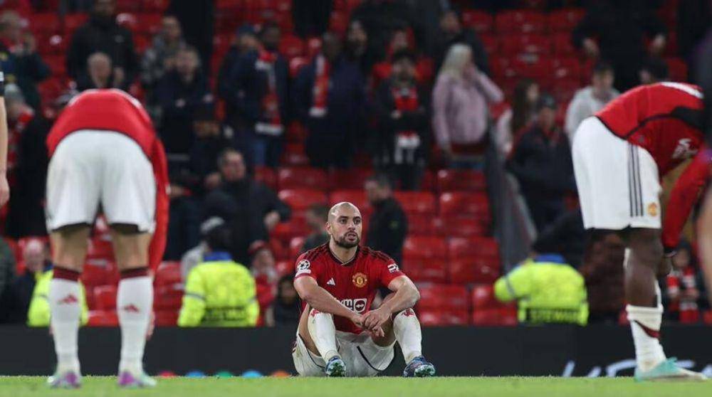 Sofyan Amrabat (tengah) tertunduk lesu setelah kalah dari Bayern Munich pada matchday terakhir Liga Champions Eropa 2023/2024. (uefa.com)