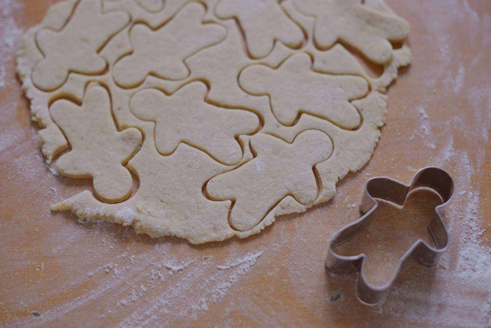 Ilustrasi adonan dan cetakan gingerbread (unsplash.com/olenasomak)