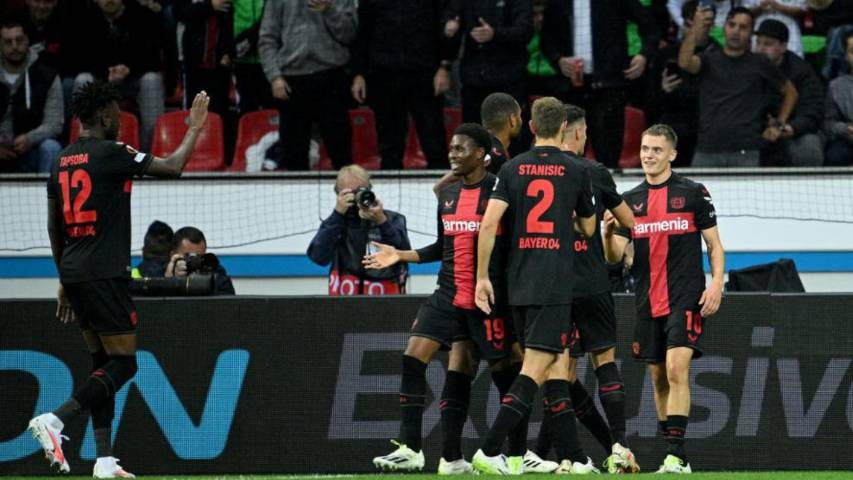 Para pemain Bayer Leverkusen merayakan gol. (uefa.com)