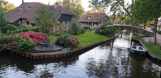 Potret pemandangan desa Giethoorn (unsplash.com/Paula Jinga)