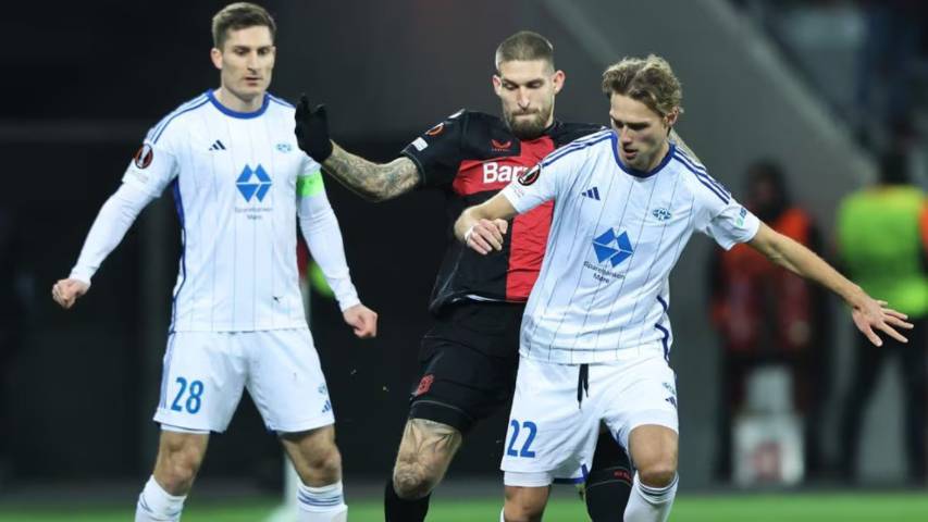 Pemain Bayer Leverkusen (kiri tengah) dan pemain Molde (kanan) berebut bola. (uefa.com)