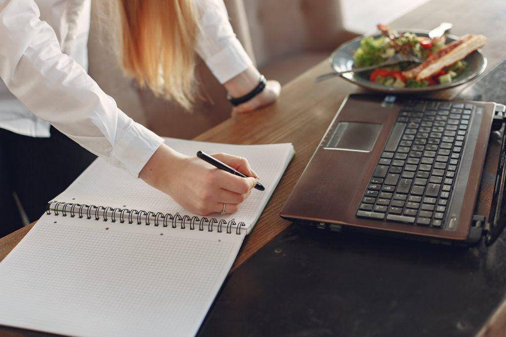 ilustrasi membuat meal plan menu diet untuk 1 Minggu ke depan (pexels.com/Gustavo Fring)