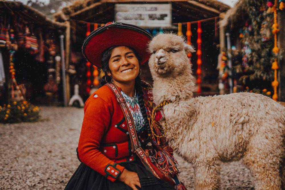 ilustrasi seorang perempuan mengenakan pakaian tradisional Cusco, Peru (pexels.com/Saraí Carrasco)