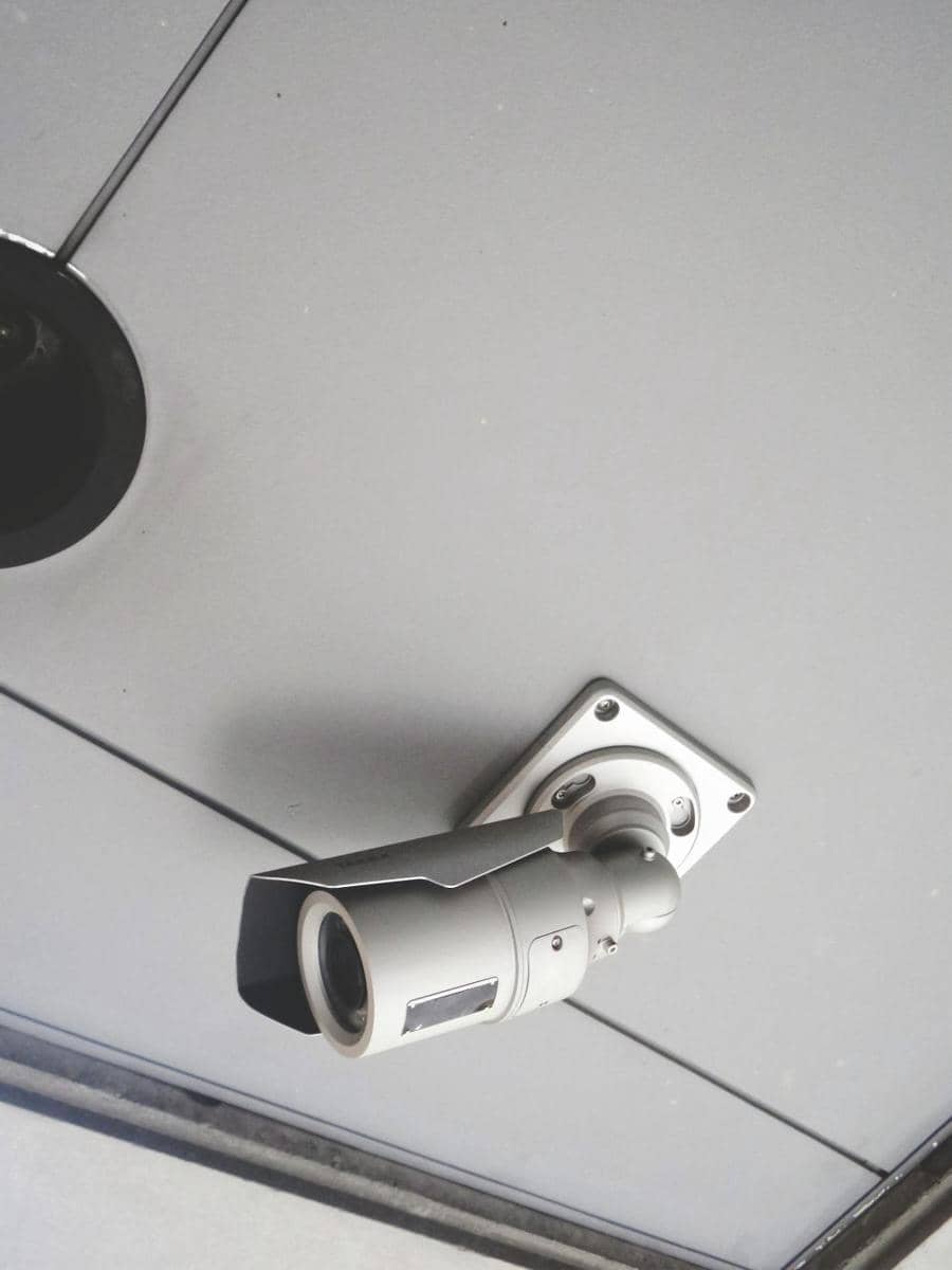 Ilustrasi CCTV sebagai alat untuk memantau Rumah dari jaraj jauh (unsplash.com/@possessedphotography)