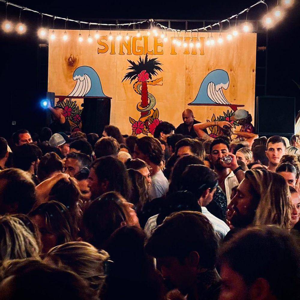 Suasana di Single Fin, salah satu bar di Uluwatu yang bisa untuk pesta tahun baru (Instagram.com/@singlefinbali)