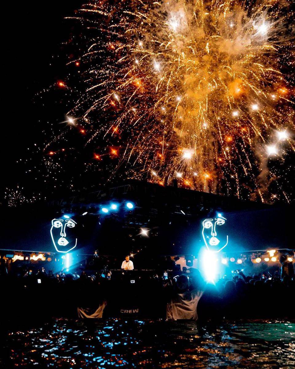 Suasana pesta dan kembang api meriah di Atlas Beach Club (Instagram.com/@atlasbeachclub and @atlasbeachfest)