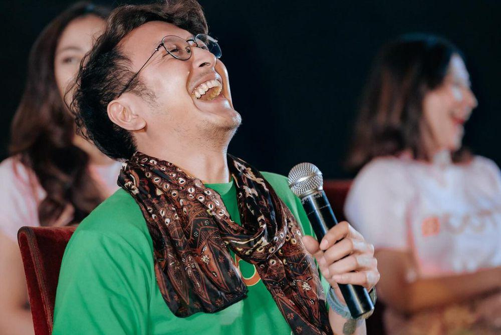 8 Potret Dimas Anggara Debut Jadi Sutradara Film