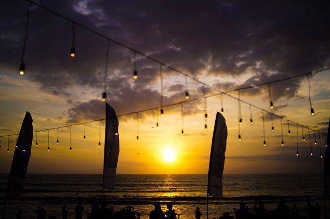 Salah satu momen menyenangkan di Pantai Kuta yang selalu jadi favorit wisatawan (Instagram.com/@kutabeachfestival)