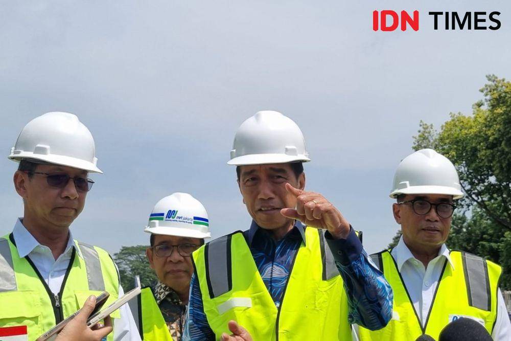 Presiden Jokowi meninjau proyek MRT fase 2, Jumat (15/12/2023) (IDN Times/Ilman Nafi'an)