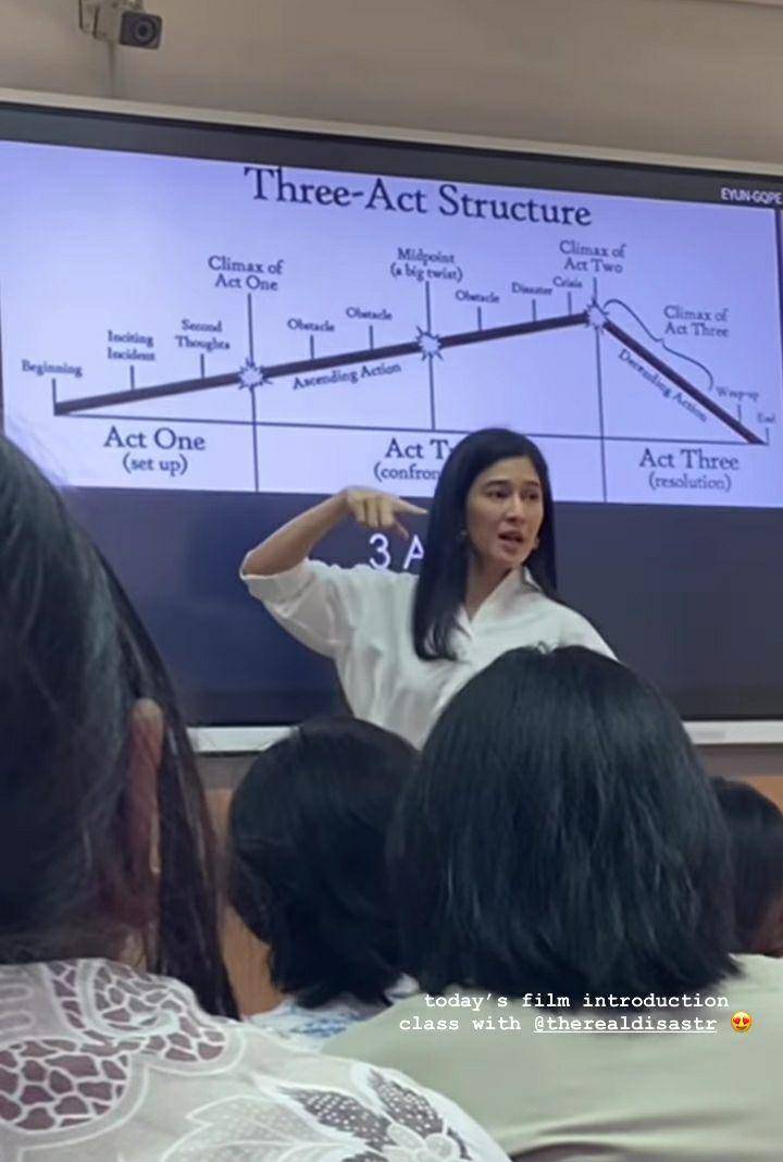 potret Dian Sastro yang kembali jadi dosen vokasi UI (instagram.com/gabriellaavm)